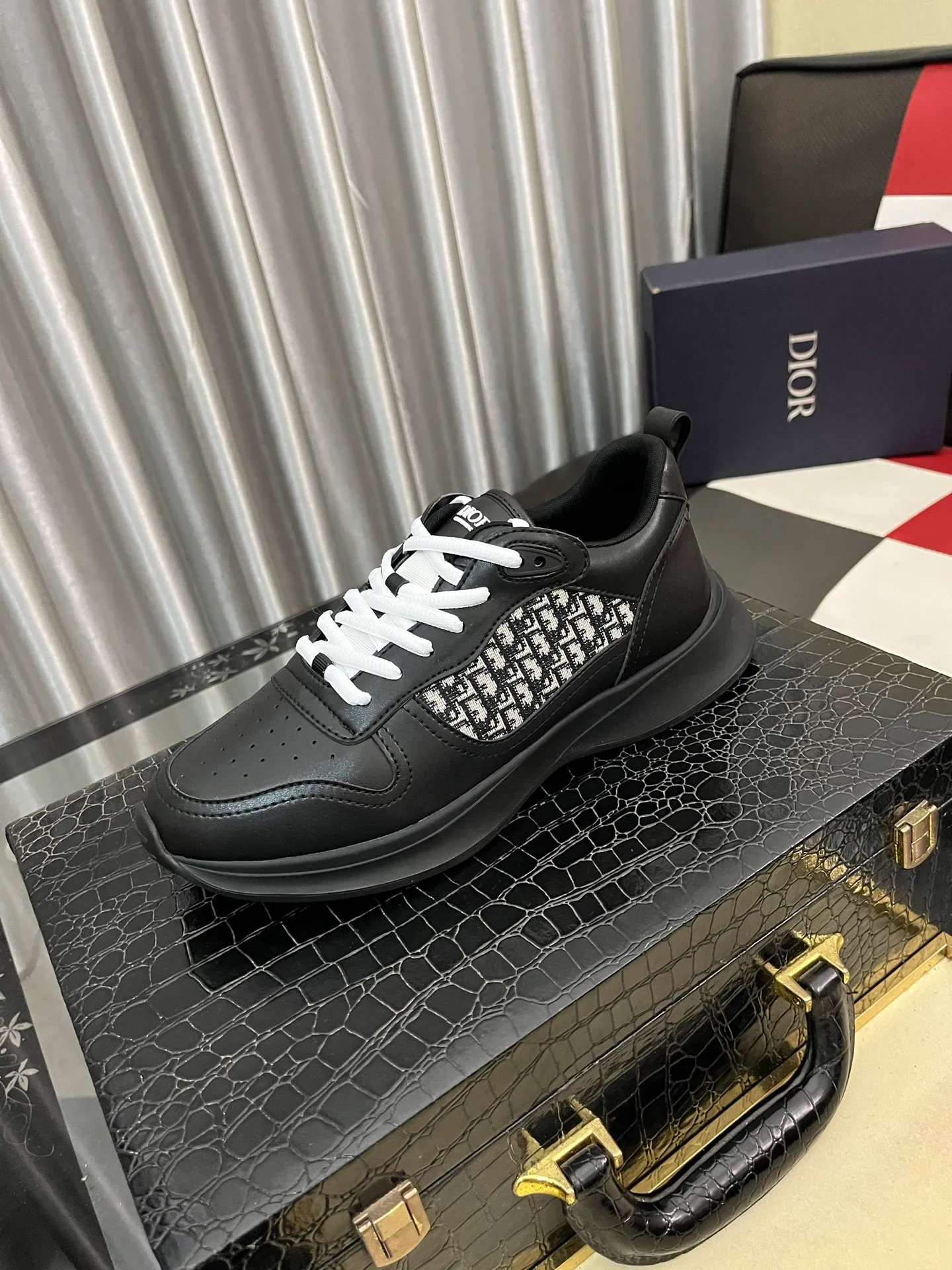 Men's shoes💰: 380⌚️⌚️[Dior] Dior's new men's genuine leather casual shoes, the highest version on the market, any comparison is welcome🆚! The original leather has excellent texture and is super high-end! Fetal sheep net lining imported from Italy, removable pad! Luxurious materials and fine workmanship, highly recommended! Code number: 38-445️⃣Colors available